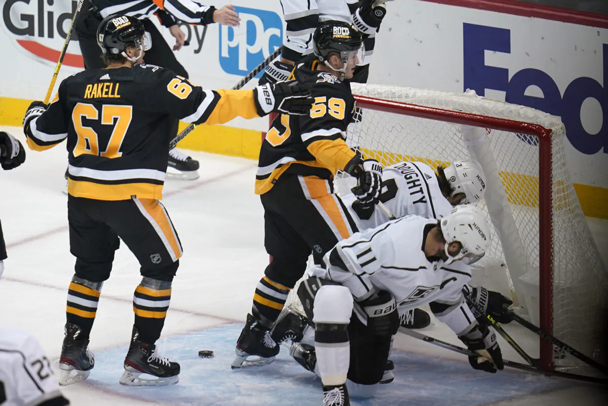 Pittsburgh Penguins' Jake Guentzel (59) scores during the first period of the team's NHL hockey game against the Los Angeles Kings in Pittsburgh, on Oct. 20, 2022. (Gene J. Puskar/AP Photo)