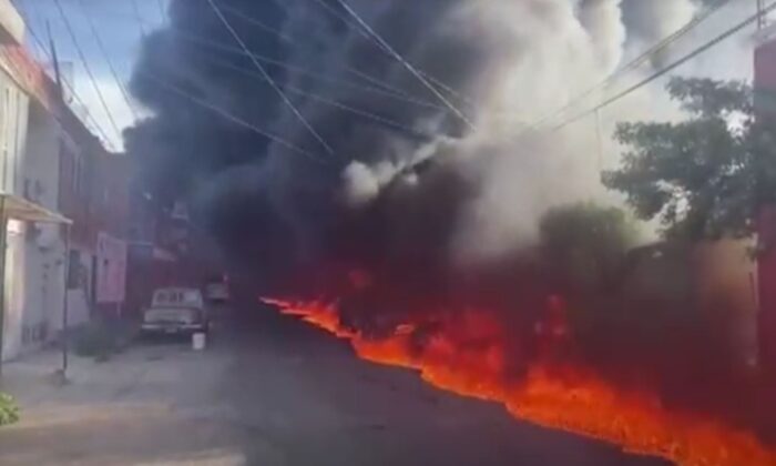 Ogromny pożar wybuchł w środkowym Meksyku w czwartek 20 października 2022 r., Kiedy cysterna z paliwem uderzyła w wiadukt przy linii kolejowej, paląc domy, pochłaniając obszar gęstym dymem i prowadząc do masowej ewakuacji, ale nie było ofiar śmiertelnych, podały władze. (Reuters/Screenshot via The Epoch Times)