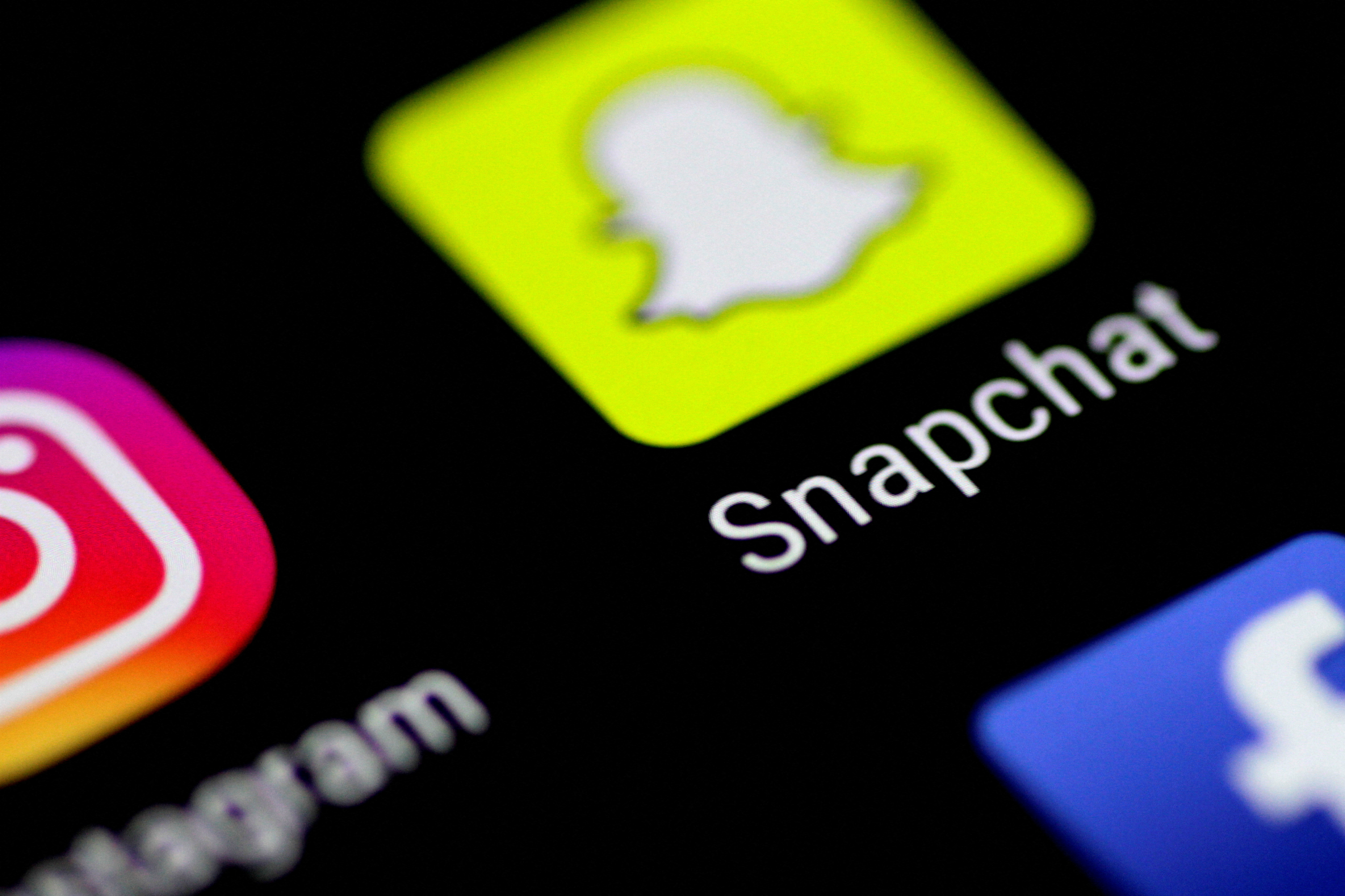 Youth Depend More on Online Influencers for News Over Media Outlets: Report - Vimarsana News