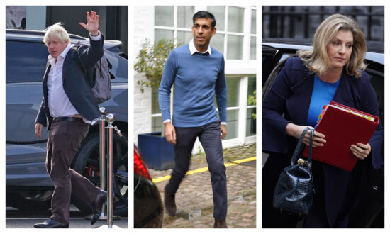 Johnson Lands in London as Sunak Believed to Have Enough Votes for Leadership Nomination