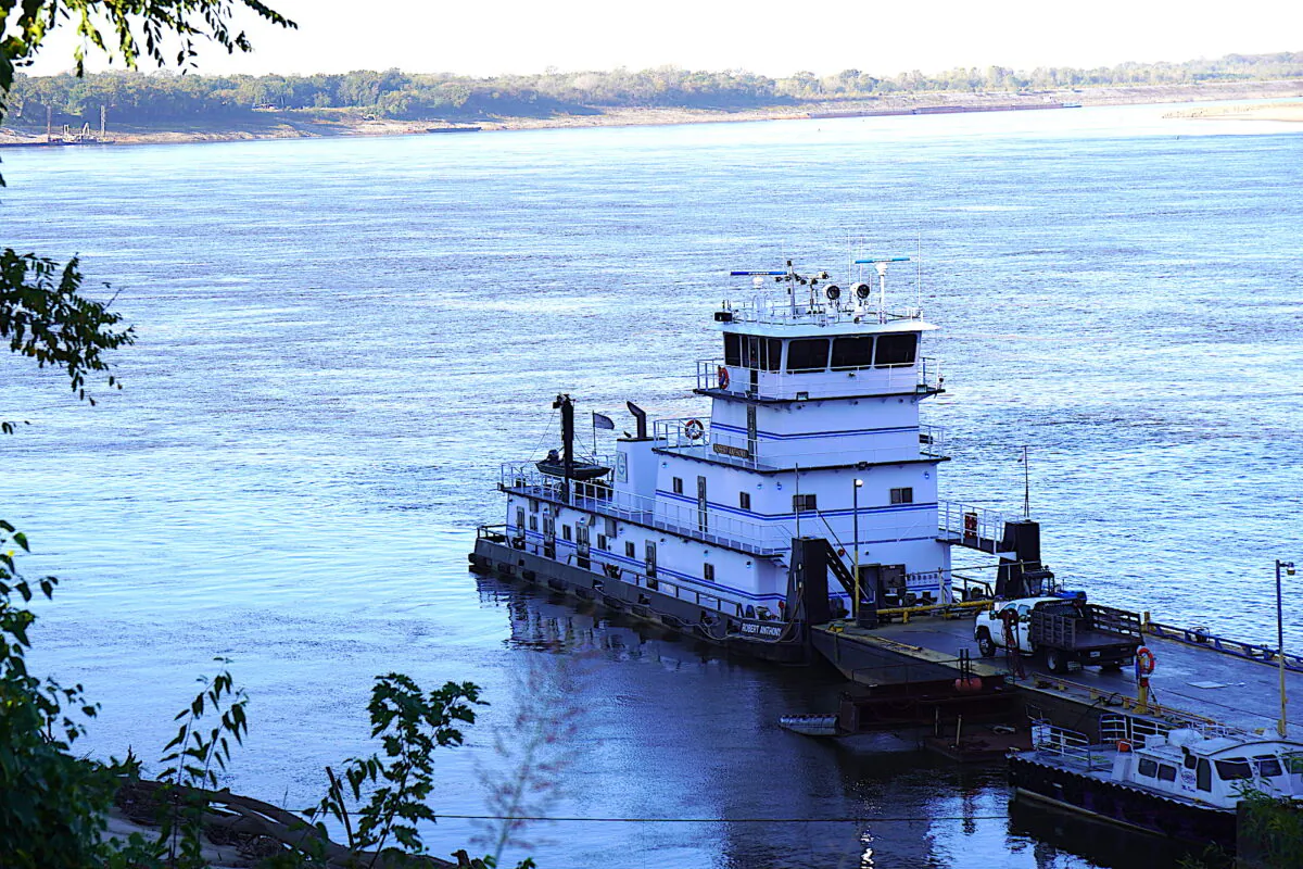A commercial barge sits in its dock along the Mississippi River in Memphis, Tenn., on Oct. 20, 2022. (Allan Stein/The Epoch Times)