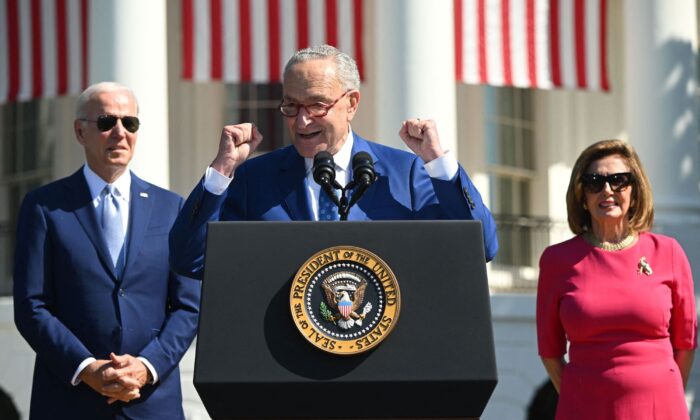 总统乔·拜登（左）和众议院议长南希·佩洛西（加利福尼亚州民主党）（右）聆听参议院多数党领袖查克·舒默（DN.Y.）于 2022 年 8 月 9 日在华盛顿白宫举行的一次活动中发表讲话.（索尔·勒布/法新社/盖蒂图片社）