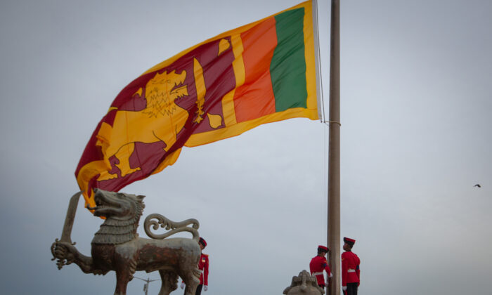 Personel wojskowy w ceremonialnym mundurze opuszcza flagę narodową Sri Lanki w Galle Face Green w Kolombo na Sri Lance 17 lipca 2022 r. (Abhishek Chinnappa/Getty Images)