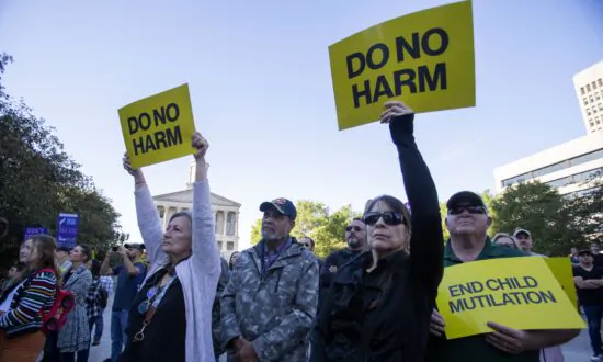 Rally Against ‘Child Mutilation’ Draws Thousands of Supporters
