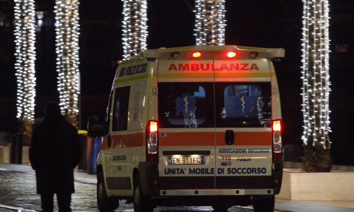 2014 年 12 月 28 日，意大利南部的一辆救护车。（Carlo Hermann/AFP via Getty Images）