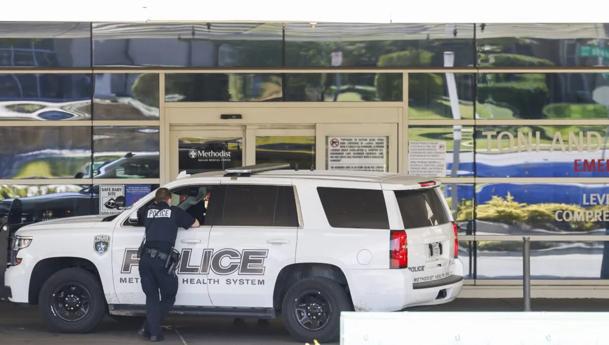 Police respond to an active shooter incident at Methodist Dallas Medical Center in Dallas on Oct. 22, 2022. (Liesbeth Powers/The Dallas Morning News via AP)
