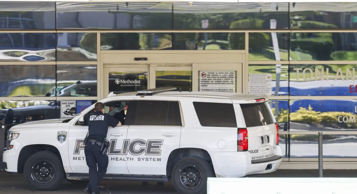 Police respond to an active shooter incident at Methodist Dallas Medical Center on Saturday, Oct. 22, 2022. (Liesbeth Powers/The Dallas Morning News via AP)