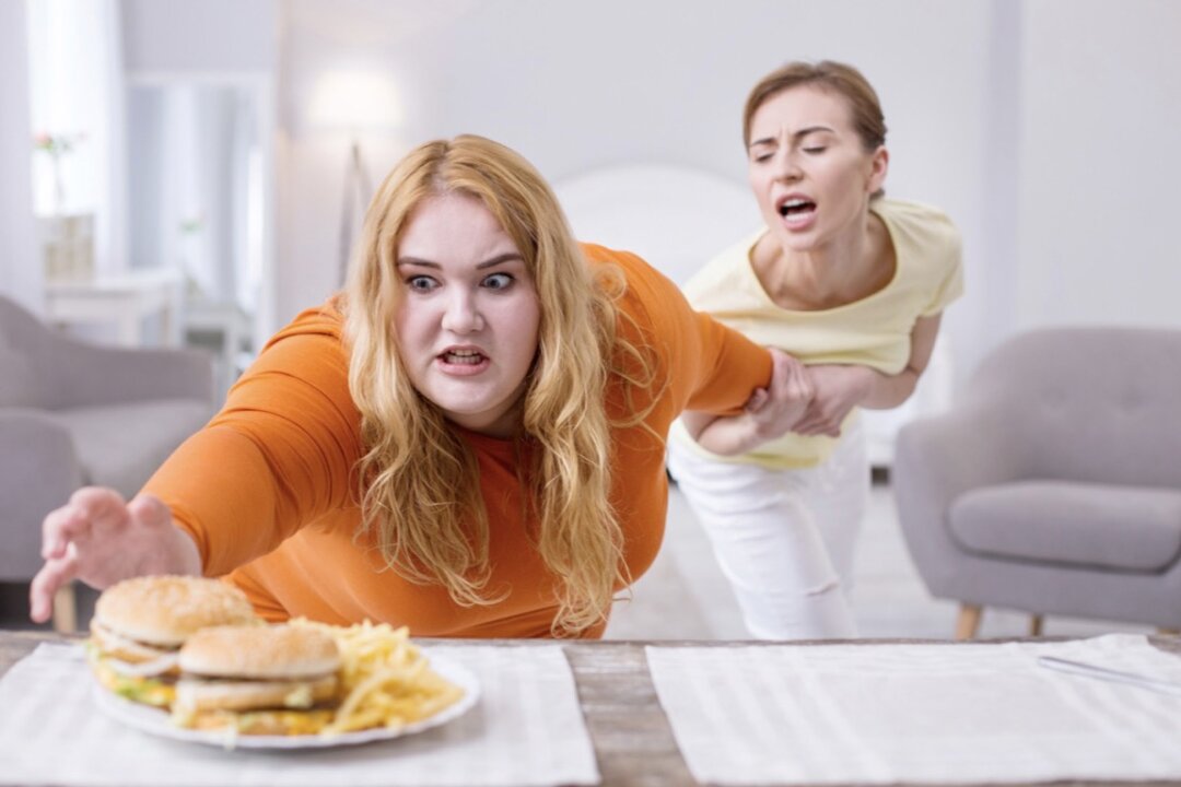 Dr. Teddy Fu Yu Hsiang, director of Taiwan Hsiang Zhan Clinic, suggests eating less of 6 types of food, such as fried foods, as one way to reduce the risk of developing colorectal cancer. (Shutterstock)