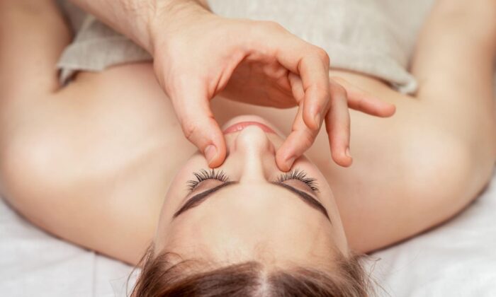 How to Clear Stuffy Nose? Massage 2 Acupressure Points for Quick Relief