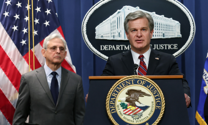 2022 年 10 月 24 日，联邦调查局局长克里斯托弗·雷（右）和司法部长梅里克·加兰在华盛顿司法部举行的新闻发布会上发表讲话。（凯文·迪奇/盖蒂图片社）