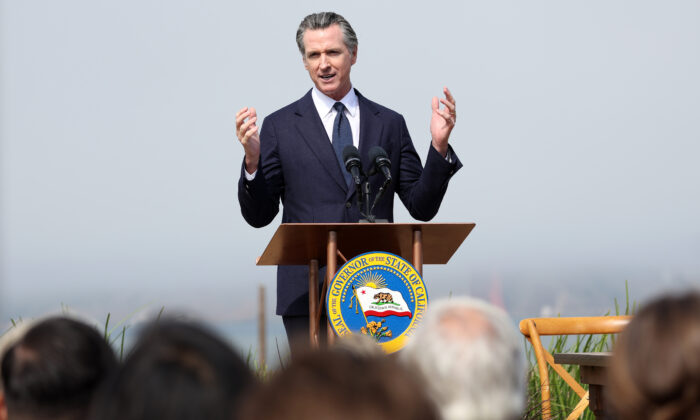 加利福尼亚州州长加文·纽瑟姆于 2022 年 10 月 6 日在旧金山举行的新闻发布会上发表讲话。（贾斯汀·沙利文/盖蒂图片社）