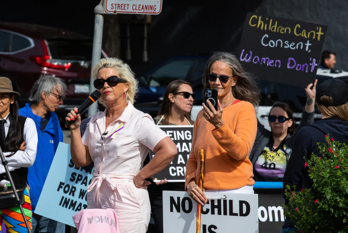 Kellie-Jay Keen (L) protests with supporters against transgender policies for children in San Francisco on Oct. 22, 2022. (John Fredricks/The Epoch Times)