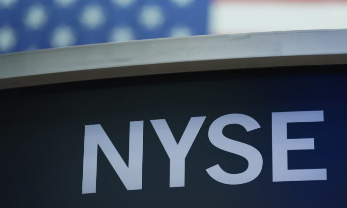 2022 年 7 月 27 日，纽约证券交易所的地板上的纽约证券交易所标志。（Seth Wenig/美联社照片）