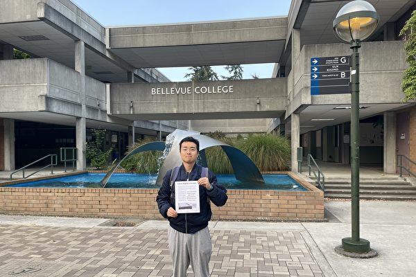 韩玉涛手持2022年10月18日在校园内散发的传单,表达对发生在中国的北京泗通大桥事件的支持。 第二天,中国警方在北京探望了他的家人。 (受访者提供)