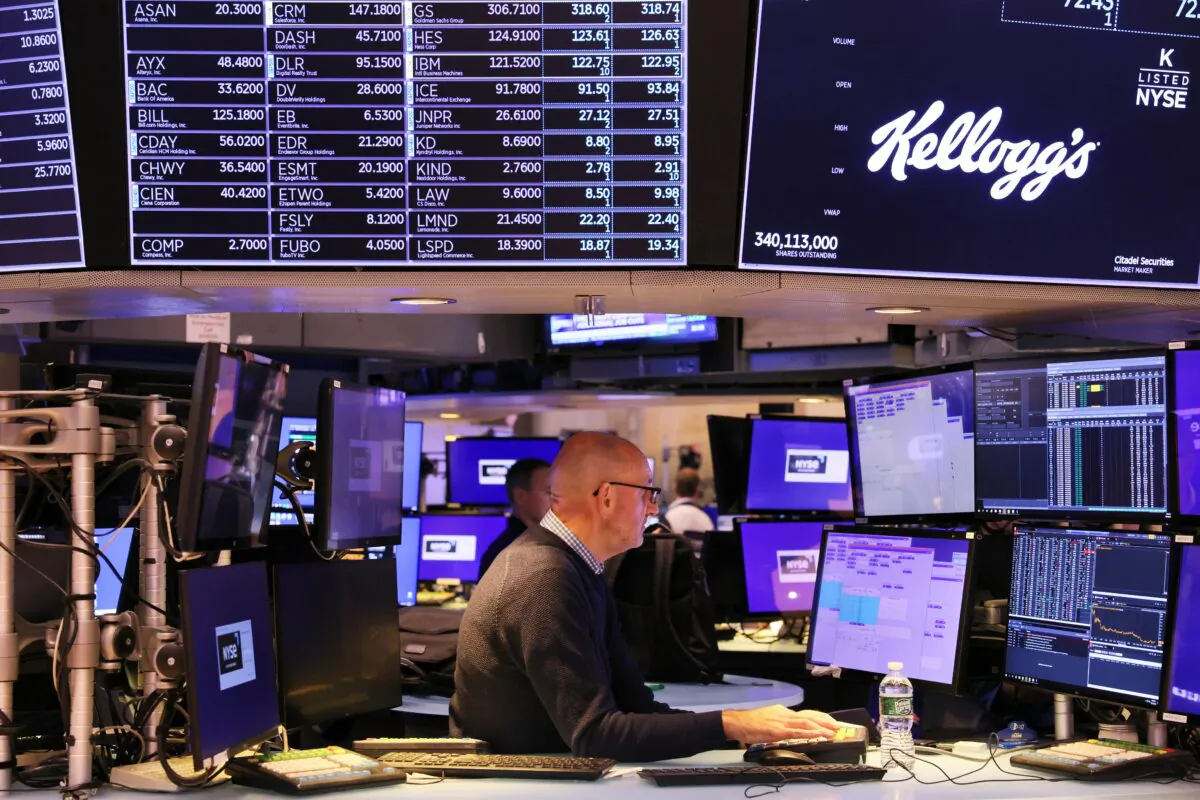 Traders work on the floor of the New York Stock Exchange during morning trading in New York on Oct. 18, 2022. (Michael M. Santiago/Getty Images)