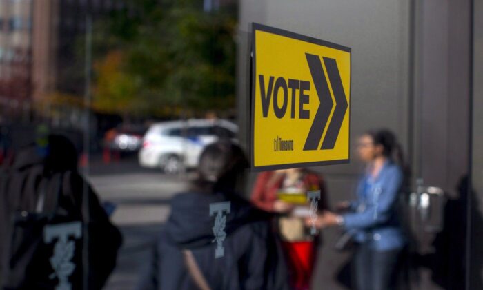 2018 年 10 月 22 日，选民在投票站外排队投票参加多伦多市政选举。（加拿大新闻社/Chris Young）