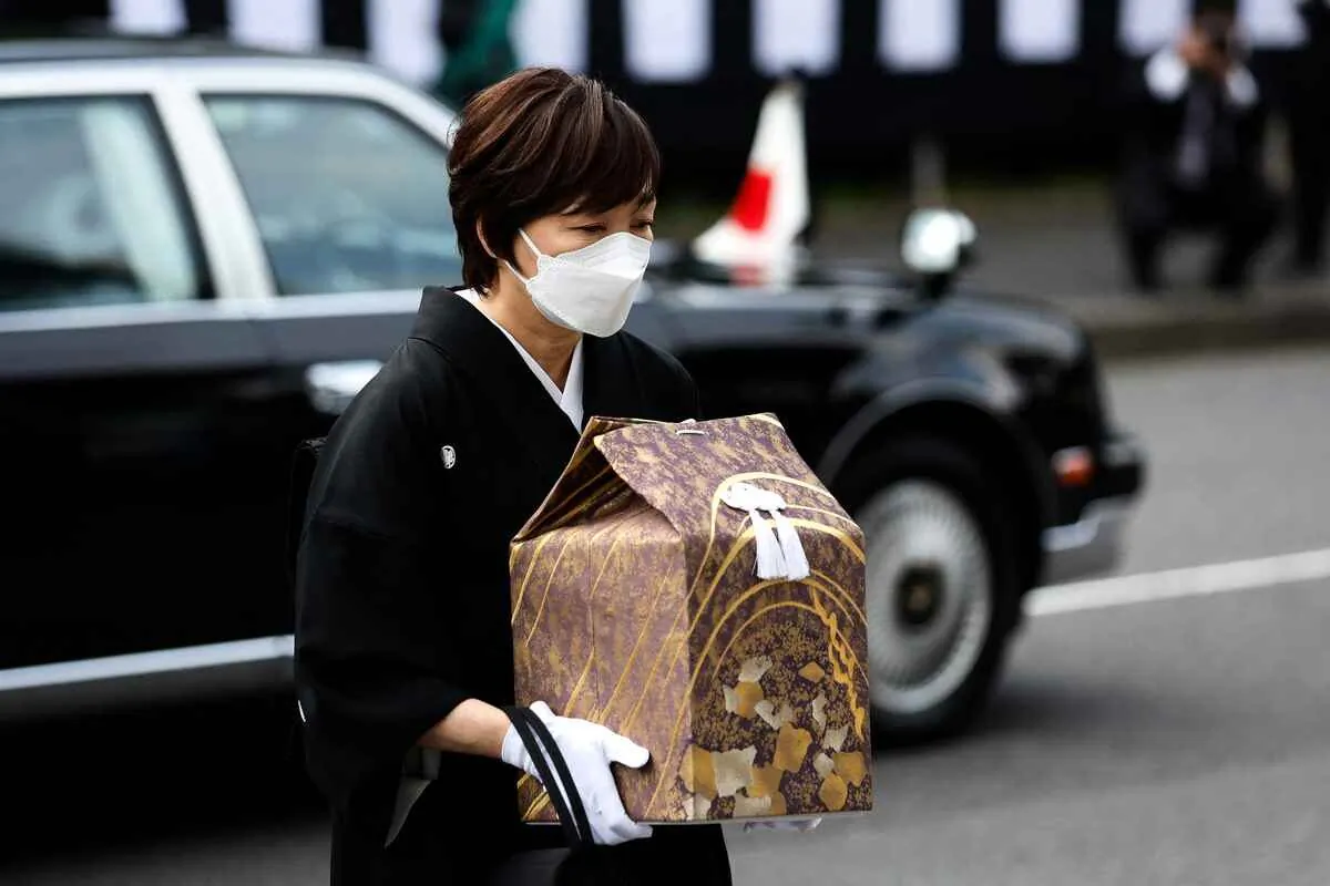 Tokyohakuzen, a Chinese-owned company, monopolizes 70% of the entire crematorium in Tokyo. The body of former Japanese Prime Minister Shinzo Abe was cremated at the Kirigaya crematorium, which is under Tokyohakuzen. The photo shows Abe's widow Akie holding his urn as she arrives for her husband's state funeral at the Nippon Budokan in Tokyo on Sept. 27, 2022. (Kiyoshi Ota / POOL / AFP)
