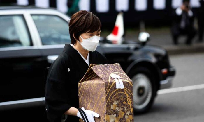 中资企业Tokyohakuzen垄断了东京整个火葬场的70%。 日本前首相安倍晋三的遗体在东京白善旗下的桐谷火葬场火化。 照片显示安倍的遗孀Akie 拿着他的骨灰盒，她于 2022 年 9 月 27 日抵达东京的日本武道馆参加丈夫的国葬。（Kiyoshi Ota / POOL / AFP）