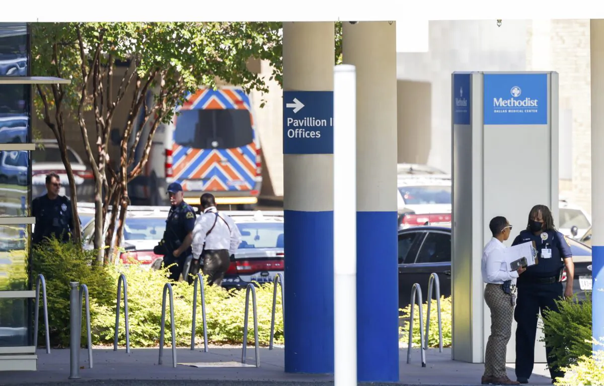 Police respond to an active shooter incident at Methodist Dallas Medical Center in Dallas on Oct. 22, 2022. (Liesbeth Powers/The Dallas Morning News via AP)