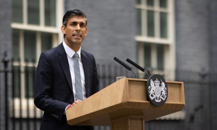 2022 年 10 月 25 日，英国首相 Rishi Sunak 在伦敦唐宁街 10 号外就职后发表声明。（Dan Kitwood/Getty Images）