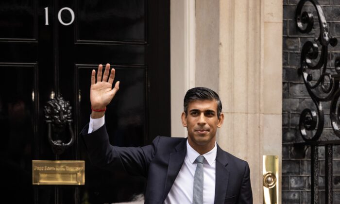 2022 年 10 月 25 日，英国首相 Rishi Sunak 在伦敦唐宁街 10 号外就职后向媒体成员挥手致意。（Dan Kitwood/Getty Images）