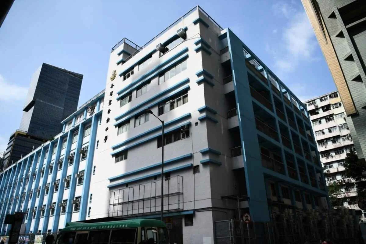 St. Francis Xavier's School issued an open letter to the parents of the students, stating that the school has decided to set up an independent investigation committee to investigate the incident in which 14 students were suspended for three days. (Big Mack/The Epoch Times)
