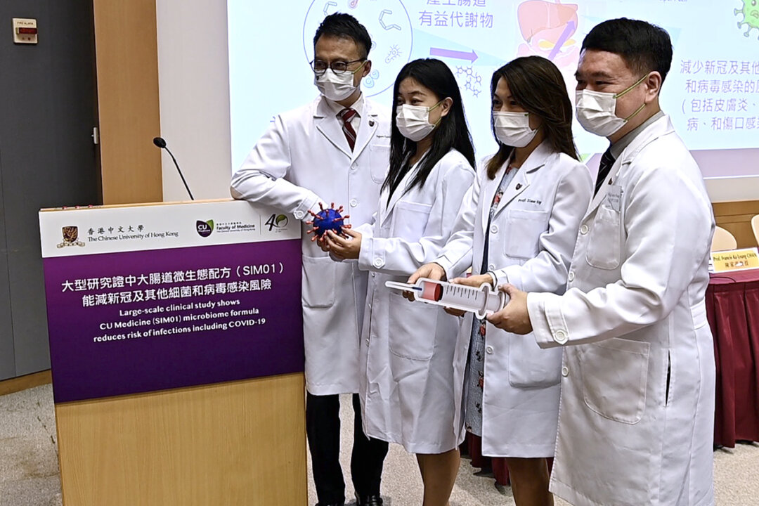 A research team of Chinese University of Hong Kong, Faculty of Medicine, presents its findings that its SIM01 microbiome formula reduces risk of infections including Covid-19.  (Sung Pi-Lung/The Epoch Times)