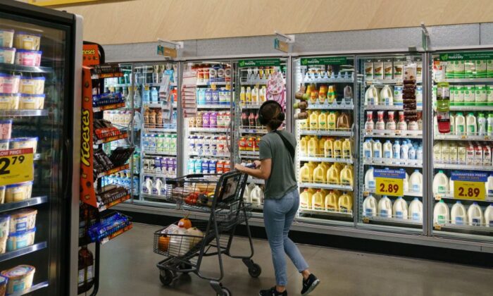 2022 年 10 月 14 日，在佐治亚州亚特兰大的一家 Kroger 超市看到购物者。（Elijah Nouvelage/AFP via Getty Images）
