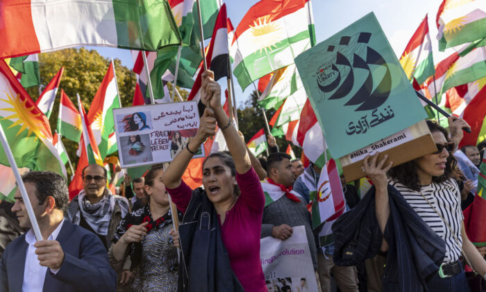 Protestujący biorą udział w wiecu zorganizowanym przez "Women Life Freedom Collective" w solidarności z kobietami i protestującymi w Iranie 22 października 2022 r. w Berlinie w Niemczech. (Maja Hitij/Getty Images)