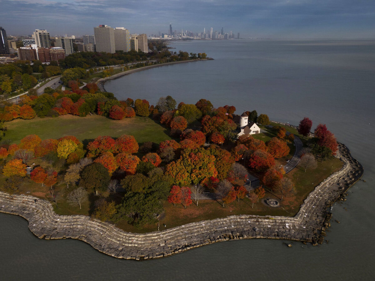 Fall colors burst from trees at Burnham Park's Promontory Point in Chicago's East Hyde Park neighborhood on Oct. 20, 2022. (E. Jason Wambsgans/Chicago Tribune/TNS)
