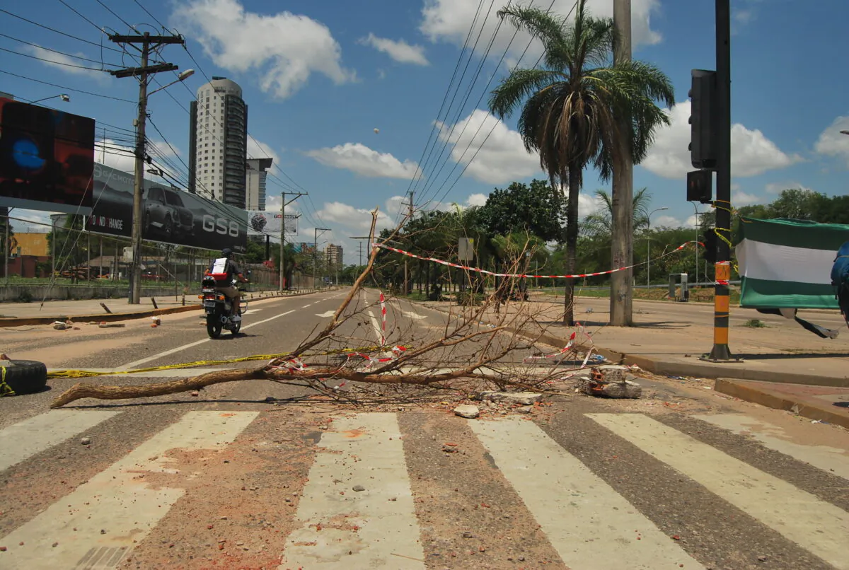 An improvised roadblock at an intersection in Santa Cruz, Bolivia, during a multi-departmental protest on Oct. 26, 2022. (C. Calani/The Epoch Times)