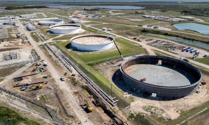 2022 年 10 月 19 日，得克萨斯州自由港，从鸟瞰图中可以看到布赖恩丘遗址的战略石油储备库。（Brandon Bell/Getty Images）