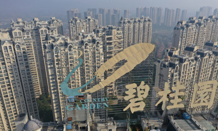 这张于 2021 年 10 月 31 日拍摄的航拍照片显示了中国开发商碧桂园控股在中国江苏省东部镇江的一栋建筑顶部的标志。  （STR/法新社通过盖蒂图片社）