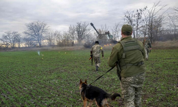 2022 年 10 月 28 日，乌克兰炮兵部队成员向赫尔松开火。（Bulent Kilic/AFP via Getty Images）
