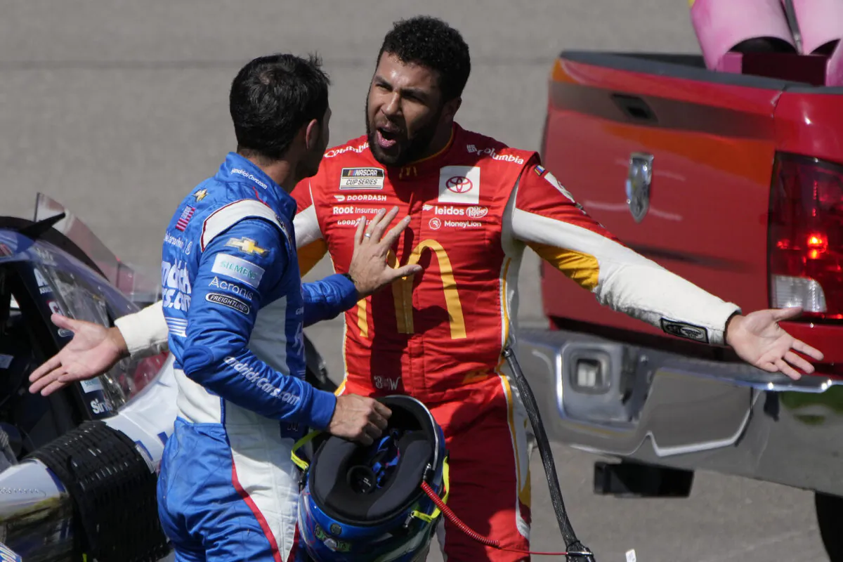 Bubba Wallace (R) argues with Kyle Larson after the two crashed during a NASCAR Cup Series auto race, in Las Vegas, on Oct. 16, 2022. (John Locher/(AP Photo)