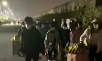 Workers Leave iPhone Factory in Zhengzhou Amid COVID-19 Curbs