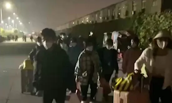 Workers Leave iPhone Factory in Zhengzhou Amid COVID-19 Curbs