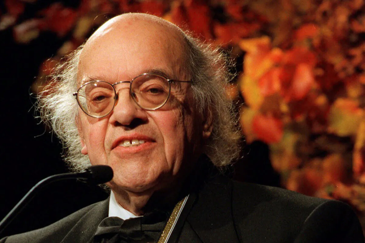 Gerald Stern speaks to the audience during the National Book Awards in New York on Nov. 18, 1998. (Osamu Honda/AP Photo)
