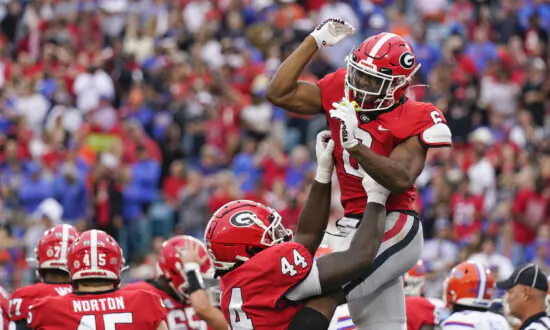 No. 1 Georgia Pulls Away Late, Wins ‘Cocktail Party’ 42–20