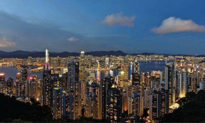 美联储将于11月加息，10月31日香港银行体系总余额将降至1001.55亿港元（130亿美元），逼近1000亿（130亿美元）关口。 这张资料图为著名的香港夜景。  （TM Chan/媒体）