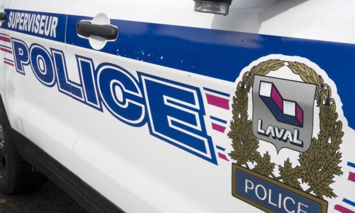 2022 年 10 月 18 日，在魁北克省拉瓦尔市的一辆警车上可以看到拉瓦尔警察标志。  （加拿大媒体/Ryan Remiorz）

