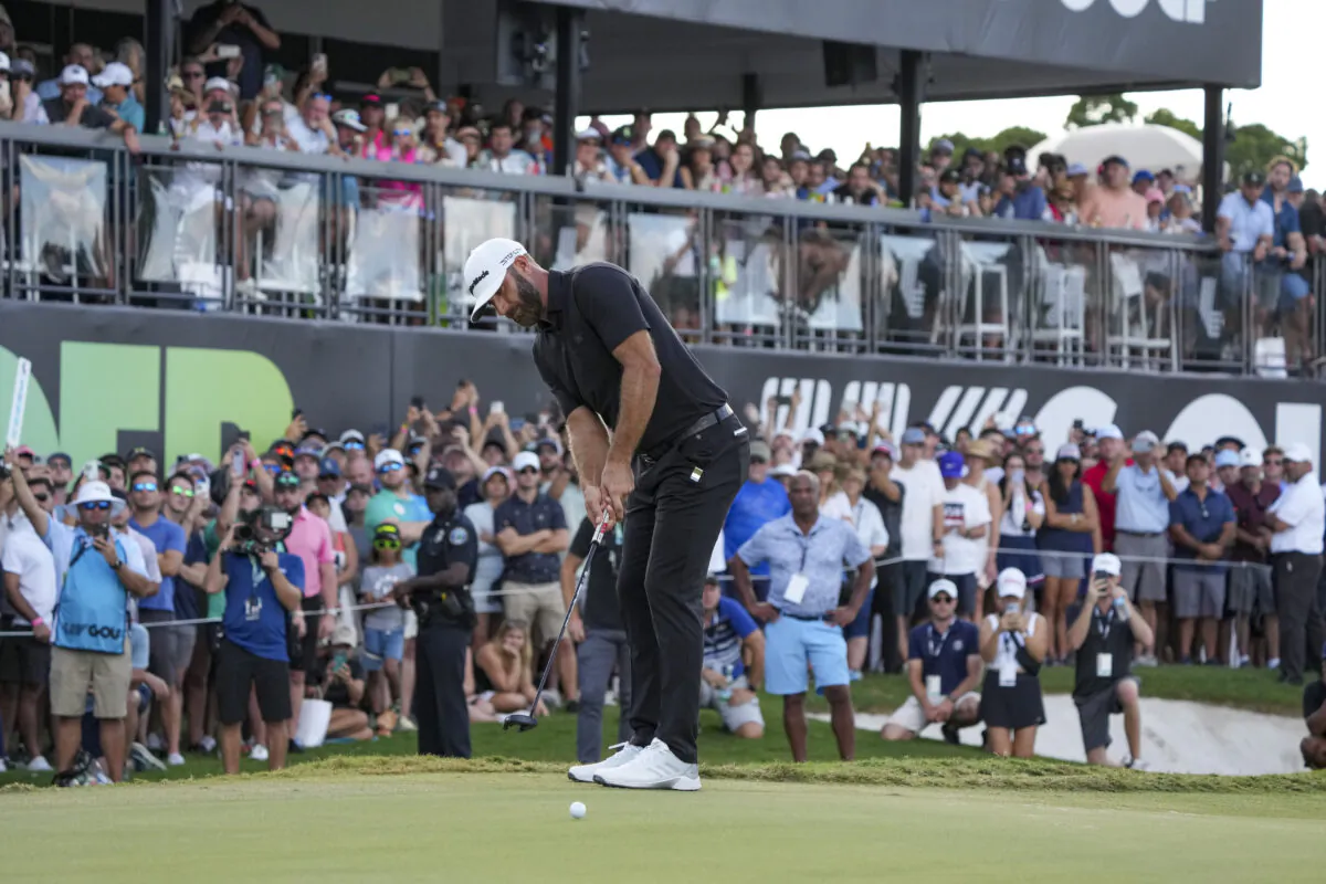Team Captain Dustin Johnson of 4 Aces GC putts on the 18th green during the team championship stroke-play round of the LIV Golf Invitational—Miami at Trump National Doral, in Doral, Flor., on October 30, 2022. (Eric Espada/Getty Images)