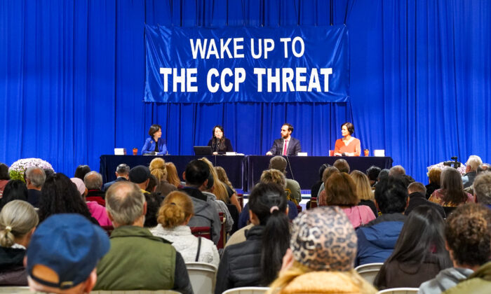 (RL) Kay Rubacek、Chris Chappell、Simone Gao 和主持人 Jenny Chang 于 2022 年 10 月 27 日在纽约迪尔帕克的三州家庭基督教中心举行的“唤醒中共的威胁”研讨会上。（Cara Ding /媒体)