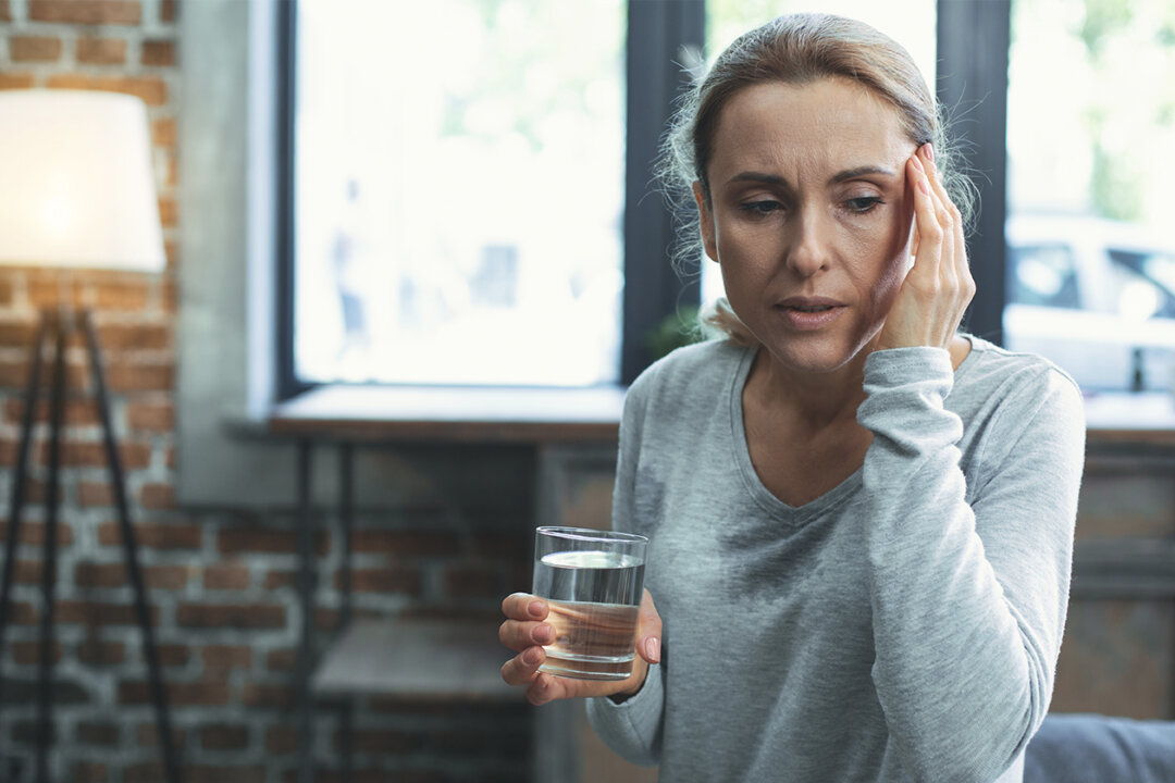 Taiwanese TCM practitioner Dr. Liao Wanrong explained the impact of POF on the body and introduced how to delay menopause through diet and exercise. (Yakobchuk Viacheslav/Shutterstock).