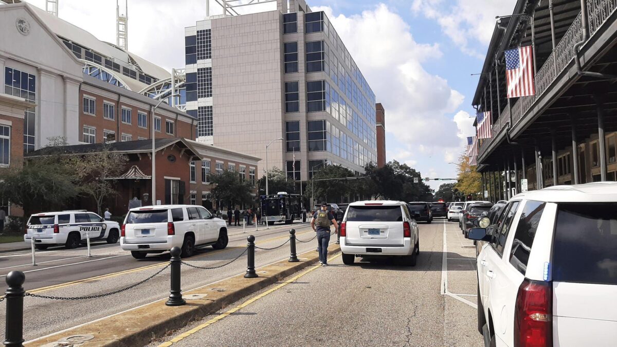 Police Standoff Ends With Man Shot in Mobile, Alabama