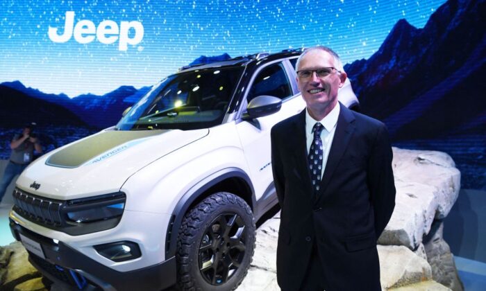 Stellantis 首席执行官 Carlos Tavares 在 2022 年 10 月 17 日 2022 年巴黎车展的第一天展示 Jeep Avenger 4Xe 概念车后摆姿势。（Eric Piermont/法新社通过 Getty Images）