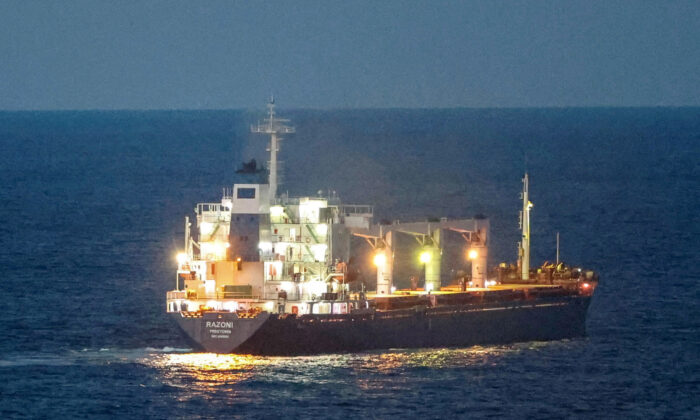 2022 年 8 月 2 日，在土耳其伊斯坦布尔附近的 Kilyos 附近的黑海，悬挂塞拉利昂国旗的货船 Razoni 载有乌克兰粮食。（Yoruk Isik/路透社）