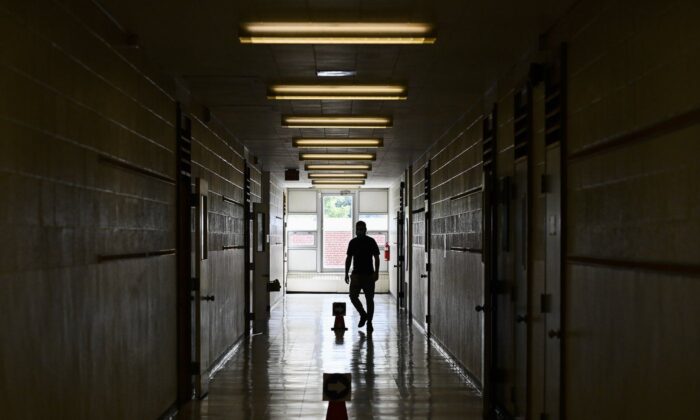 在档案照片中，一个人在安大略省士嘉堡的一所学校的大厅里走来走去。  （加拿大媒体/Nathan Denette）