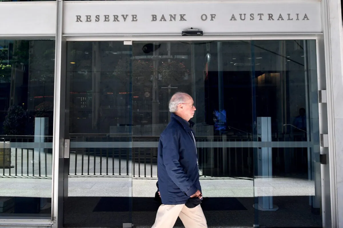 Pedestrians walk past the Reserve Bank of Australia (RBA) head office in Sydney, Australia, on Nov. 1, 2022. (AAP Image/Bianca De Marchi)