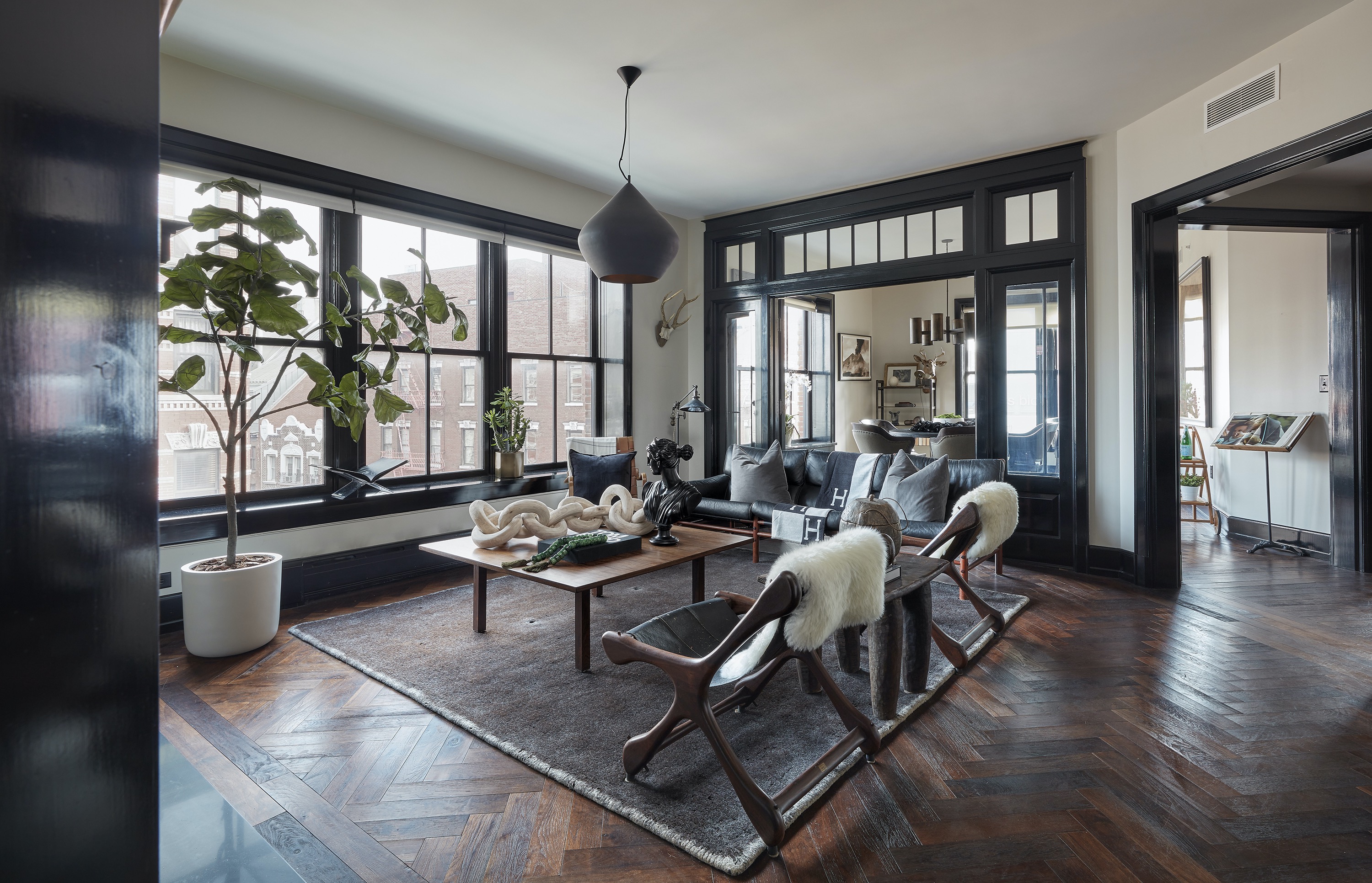 A pairing of black and deep rich brown helps create a soothing mood.
